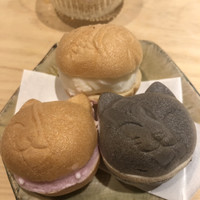 すし岩瀬 - にゃんこが二匹とタイ。アールグレイ、桜、納豆味。奥には清見のシャーベット
