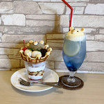 アイカフェ - クリームソーダ blue（600円）/ Iーパフェ（700円）