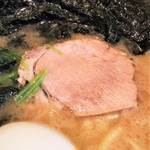 家系ラーメン 貫徹家 - チャーシューはクラシック系のもの。