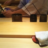 鮨 さかい - カウンターは色はかなり白く銀杏のように見えたが、節の感じとか板目の感じは檜でしょう。美しい♪