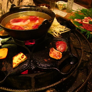 地獄温泉青風荘 - 料理写真:地獄鍋（中央は猪鍋・周りの鉄板では鹿や鴨を焼いいて食べる）