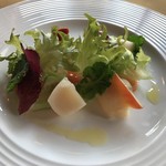 万平ホテル メインダイニングルーム - 前菜の信州サーモンと赤貝ツブ貝のカルパッチョ