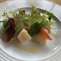 万平ホテル メインダイニングルーム - 前菜の信州サーモンと赤貝ツブ貝のカルパッチョ