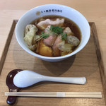 飯田商店 - 見た目も美しい「わんたん入り醤油チャーシュー麺」1,500円。