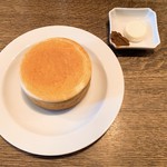 カフェ マメヒコ - マメヒコの円パン（リッチ）＋マサラ味噌と塩バター