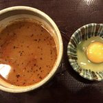 Oraga Soba - 旨辛牛肉そば ¥630 の生卵、つゆ