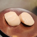 神楽坂 鉄板焼 中むら - 北海道産活きホタテ貝のポアレ　天然モリーユ茸のナージュ仕立て　マデラソース　黒トリュフ掛け