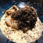 神楽坂 鉄板焼 中むら - 北海道産活きホタテ貝のポアレ　天然モリーユ茸のナージュ仕立て　マデラソース　黒トリュフ掛け