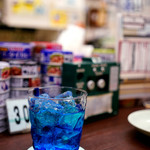 鉄道バー 駅 - 日本酒のカクテル「ブルートレイン」。