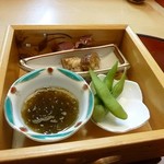 割烹 蛸壺 - 塩枝豆ともずく酢と烏賊飯