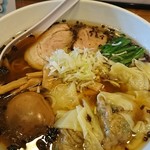 らーめん専門 やくみや - こがしねぎの醤油らあめんのわんたんめんに味たまトッピング