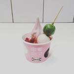 IKEAビストロ - 桜サンデー250円。