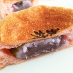 もりもと - お焼き風の桜パンの中に、桜餅
