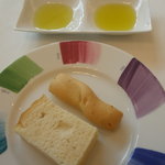 イル ギオットーネ - フォカッチャ、グリッシーニ、オリーブオイル２種