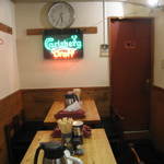 こうかいぼう - 店内奥にはテーブル席が2つあります。