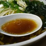 正油ラーメン　スープのアップ