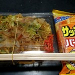 焼そば家 こう - ソース焼きそば(300円) お菓子もくれた。