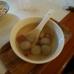 Tea Chapter - 温かい団子の甘味、汁は砂糖水のようなアッサリした味、団子の中にゴマ餡が入っていました。