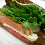 フィコ&ポムム ジュース  - サーモンクリームチーズサンド；断面