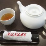 中国料理 かなめ - あまり見かけない刺繍されたオシボリに美味しい鶏龍茶