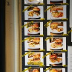HELLO NEW DAY Hamburger - 最初にレジで注文、種類豊富なバーガーは写真入りメニューで選びやすい！