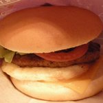 ケープコッド・クックオフ - フライドエッグ（目玉焼き）とデミグラスソースのチーズバーガー