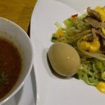 スパイシーつけ麺にたまごトッピング。