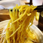 拉麺大公 - 昔風みそバターコーンの麺リフトアップ