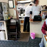 ラーメン専門 ひまわり - 会計・厨房