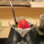 鮨 山浦 - 黒胡麻プリン、苺