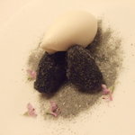 アコルドゥ - 10月　バニラ風味の炭の芋 燻されたミルクジェラート　大和茶