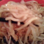 シビれるカラさの旨麺 シビカラ - シビカララーメン 麺アップ
