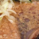 新潟進化系ラーメン　俺たち越後や - 『燕三条醤油ラーメン』スープの背脂の加減。