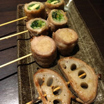Hakata Yasaimaki Kushiyaki Kokonikonne - 手前から、レンコン巻き・えのき巻き・万能ねぎ巻き・にらチーズ巻き