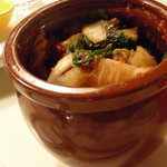 オモニの台所 - このつぼからセルフサービスで戴くキムチ。食べられる分だけにお願いしますね。