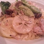 アンピエニュ - 鮭と色々野菜のレモンクリームパスタ