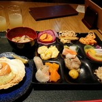 Oirase Keiryuu Hoteru - 夕食:奥のグラスは2つともリンゴジュース(100%)。全部で３種類ありました。