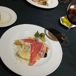 オステリア デッレ ジョイエ - 前菜2 白アスパラ、生ハム、加熱ハム、半熟玉子、チーズ
                                
