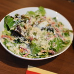 ワインバー バッカス - カリカリベーコンと温泉卵のシーザーサラダ（８００円）２０１９年３月