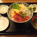 Nonki - まぐろとしらすの二色丼（750円）