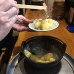 郷土料理 こふじ - 女性スタッフさんがよそってくれます。