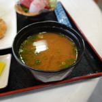 Oshokujidokoro kuinadou - お味噌汁は魚のアラから出汁を取っていて美味しい一杯でした(19-03)