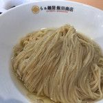 飯田商店 - 「昆布カツオ水」でコーティングされたつけ麺のツヤツヤ感を感じてください。