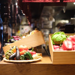 和牛焼肉食べ放題 肉屋の台所 - カウンターには野菜の展示が