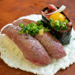 飛騨 こって牛 - 2019.2 お得な三種盛り（3貫 1,000円）飛騨牛軍艦、飛騨牛にぎり寿司 しょうが醤油、飛騨牛にぎり寿司 竹炭塩