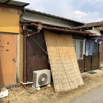 吾助 - 店内でも食べれるよん