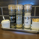 かいの - 卓上の調味料。柚子胡椒、黒胡椒、白胡椒、塩と用意。お洒落。