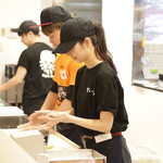 Gyouza Sakaba Daikichi - 店内で餃子を包んでます。