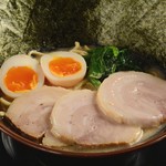 横浜家系ラーメン 丸岡商店 - 料理写真: