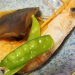 海老寿亭 - 小鉢に煮物とエビ